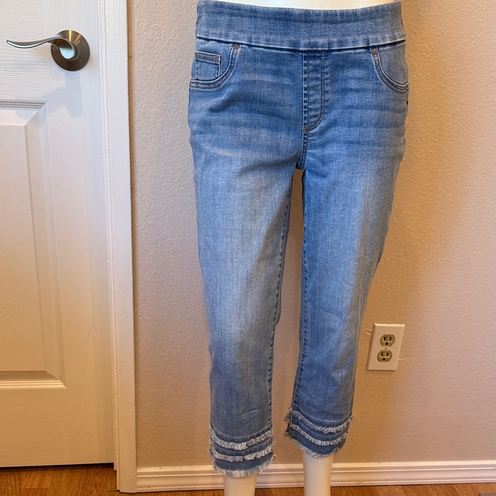 Chico's Light Blue Cropped Jeans with Frayed Trim